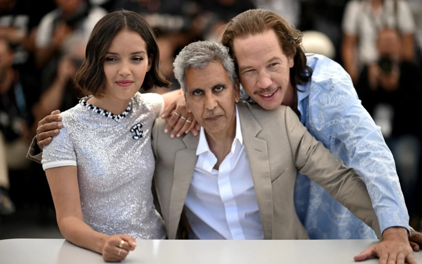 L’actrice Lyna Khoudri, le réalisateur Rachid Bouchareb et l’acteur Reda Kateb posent pendant le festival de Cannes, à l’occasion de la projection de Nos Frangins, le 24 mai 2022 (AFP/Loïc Venance)