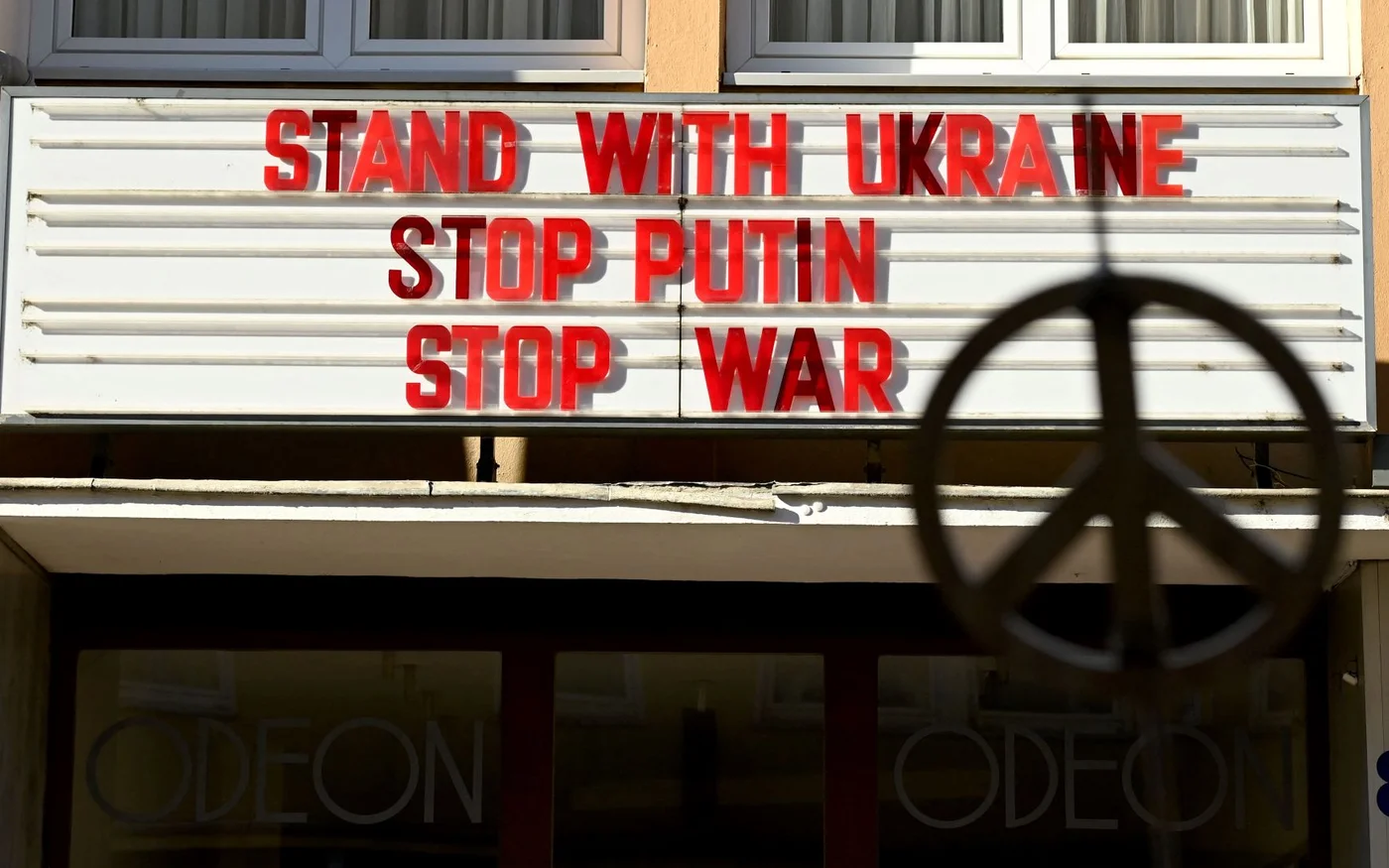 Un message anti-guerre diffusé dans un cinéma de la ville allemande de Cologne, en février 2022 (AFP/Ina Fassebender)