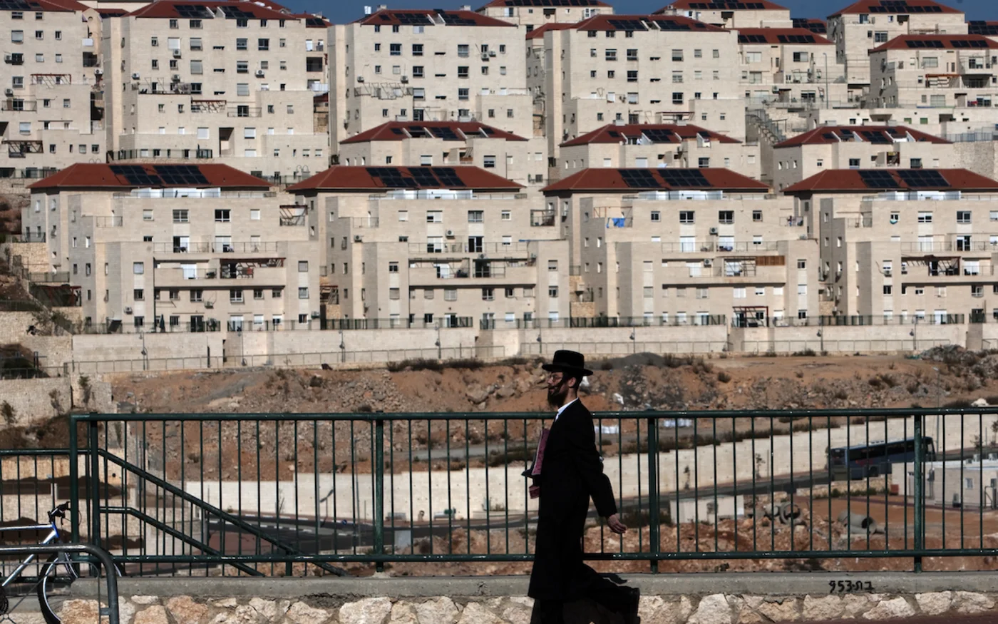 Un juif ultra-orthodoxe marche dans la colonie de Beitar Elit, en Cisjordanie, le 1er décembre 2009 (AFP)