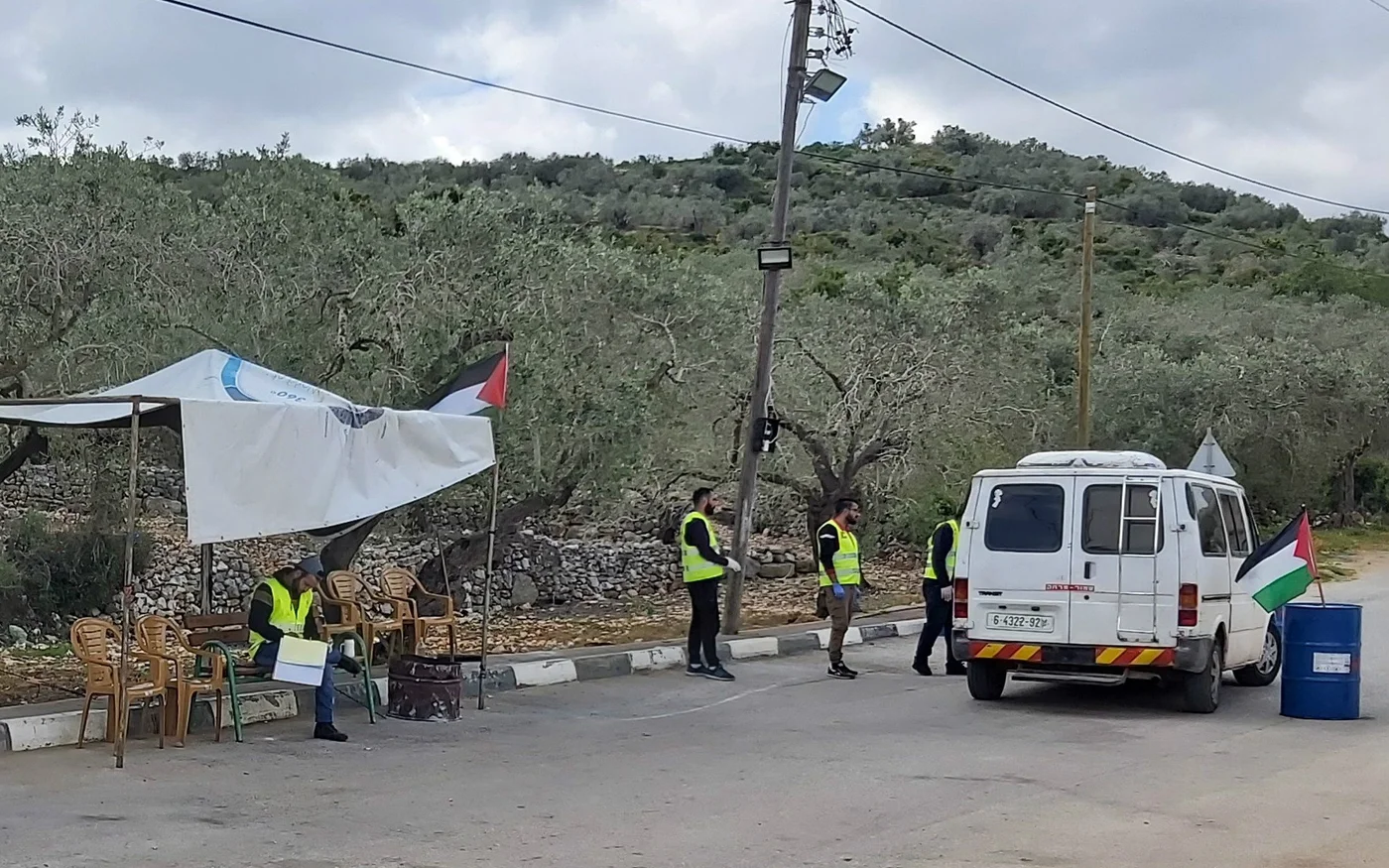 Les postes de contrôle communautaires opèrent 24 h sur 24 pour empêcher l’entrée de toute personne non autorisée (MEE/Ahmad Taamallah)