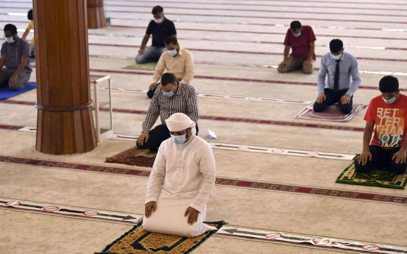 Aux Émirats arabes unis, des fidèles prient en gardant une distance de sécurité (AFP)