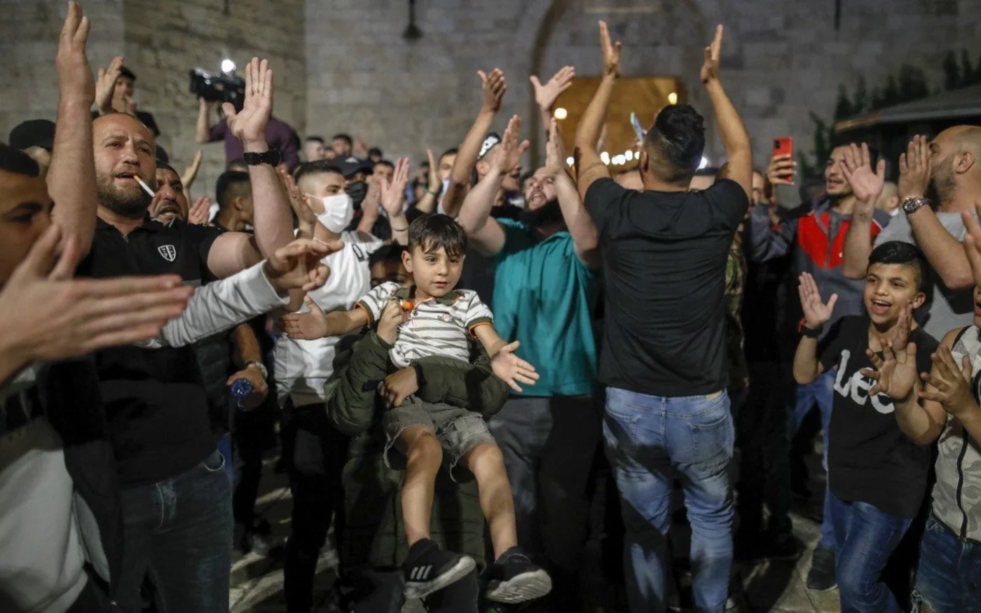 Des Palestiniens manifestent devant la porte de Damas à Jérusalem, le 25 avril 2021 (AFP)