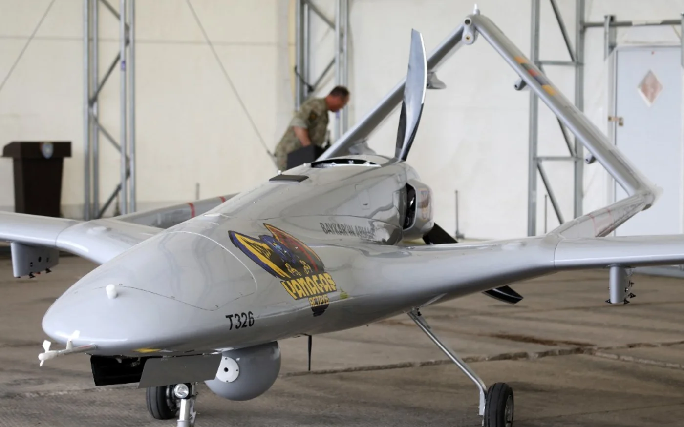 Un drone de combat turc Bayraktar TB2 exposé lors d’une présentation sur la base aérienne lituanienne de Šiauliai, en Lituanie, le 6 juillet 2022 (AFP/Petras Malukas)