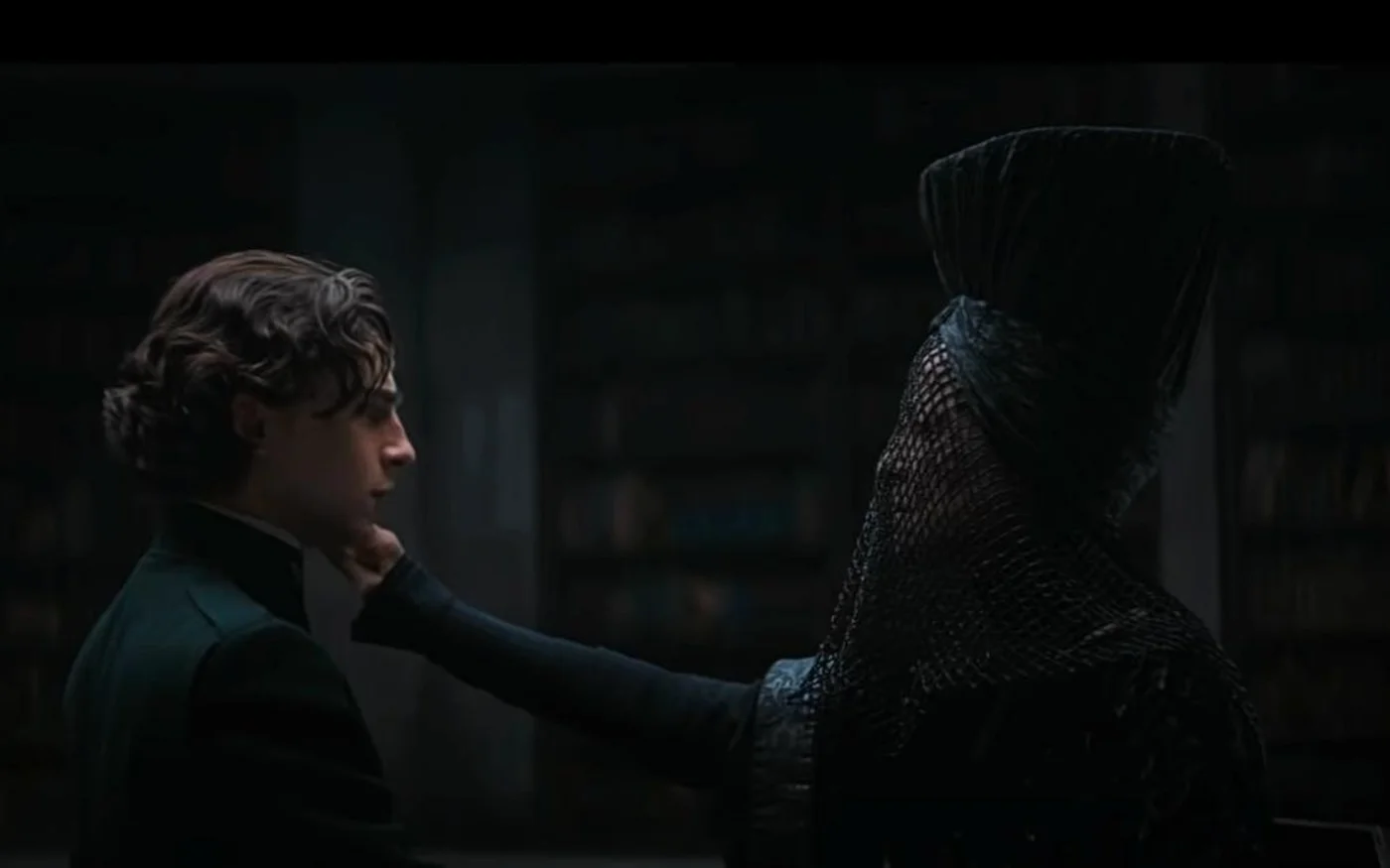 Paul Atréides (Timothée Chalamet) est testé par Gaius Helen Mohiam (Charlotte Rampling), membre du Bene Gesserit, dans Dune (Warner Bros/Legendary)