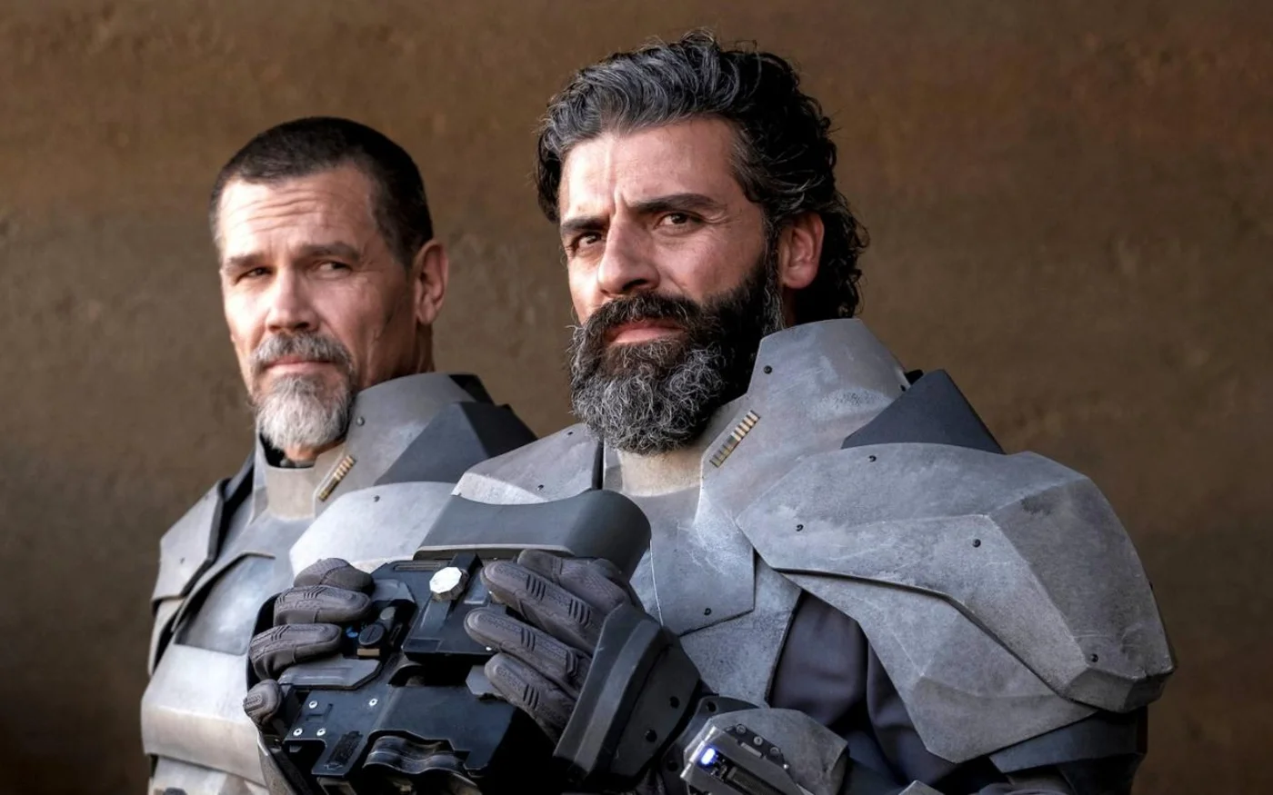 Le duc Leto (Oscar Isaacs, à droite) est chargé de prendre le contrôle de la planète déserte Arrakis pour exploiter l’Épice, une substance précieuse (Warner Bros/Legendary)