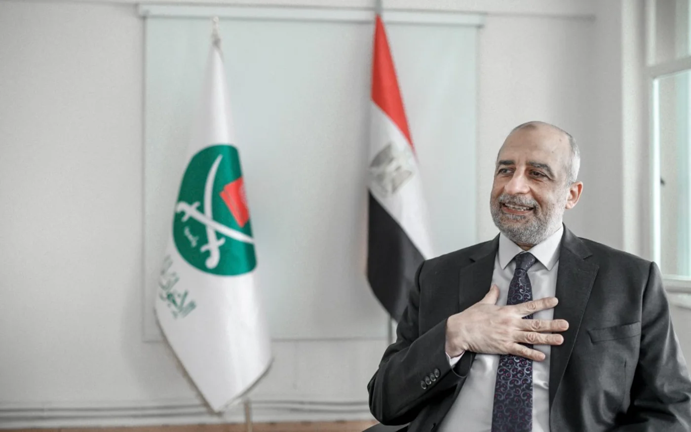 Talaat Fahmy, porte-parole des Frères musulmans d’Égypte, s’exprime depuis son bureau à Istanbul (Turquie), le 19 janvier 2021 (AFP)