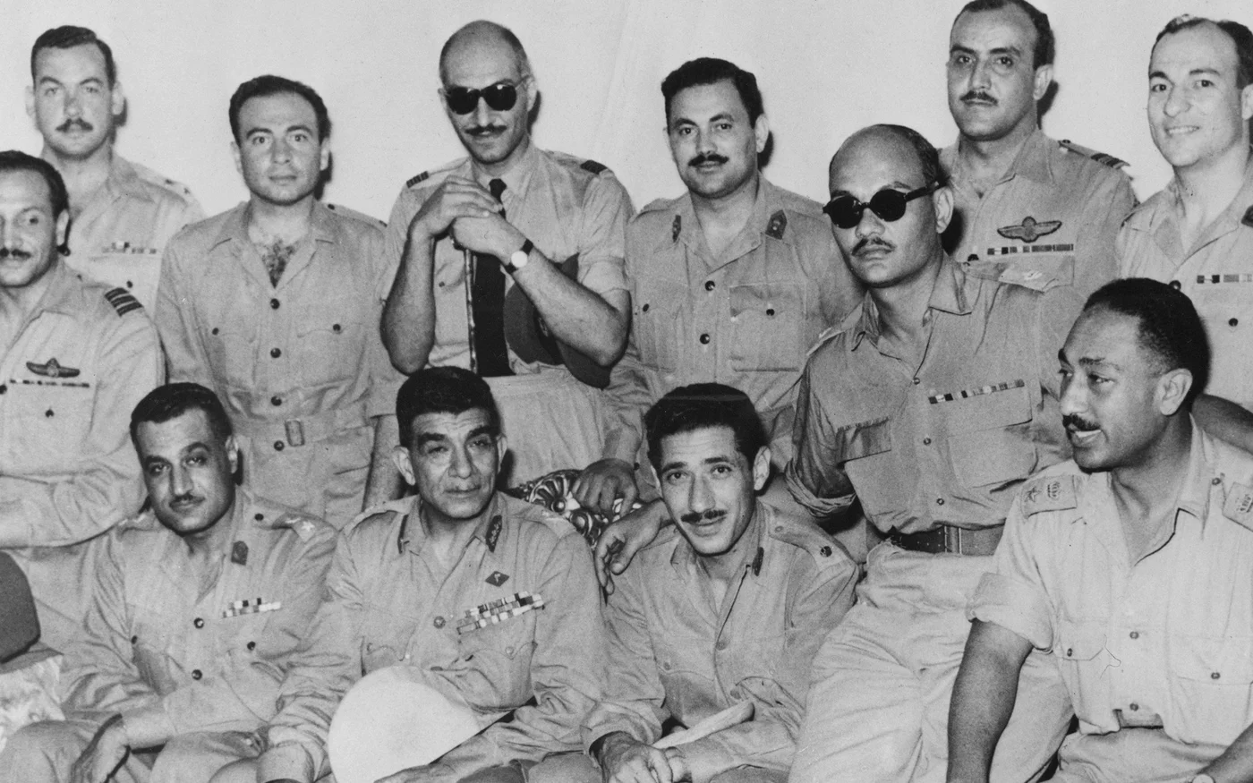 Les douze&nbsp;hommes du Conseil révolutionnaire qui a proclamé que l’Égypte était une république, au siège du Conseil au Caire, le 19&nbsp;juin&nbsp;1953 (AFP)