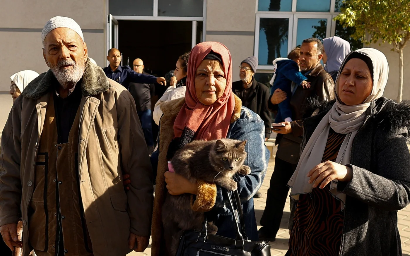 Des Palestiniens munis de passeports étrangers arrivent au poste-frontière de Rafah à la frontière égyptienne, dans le sud de la bande de Gaza, le 23 novembre 2023 (Reuters)
