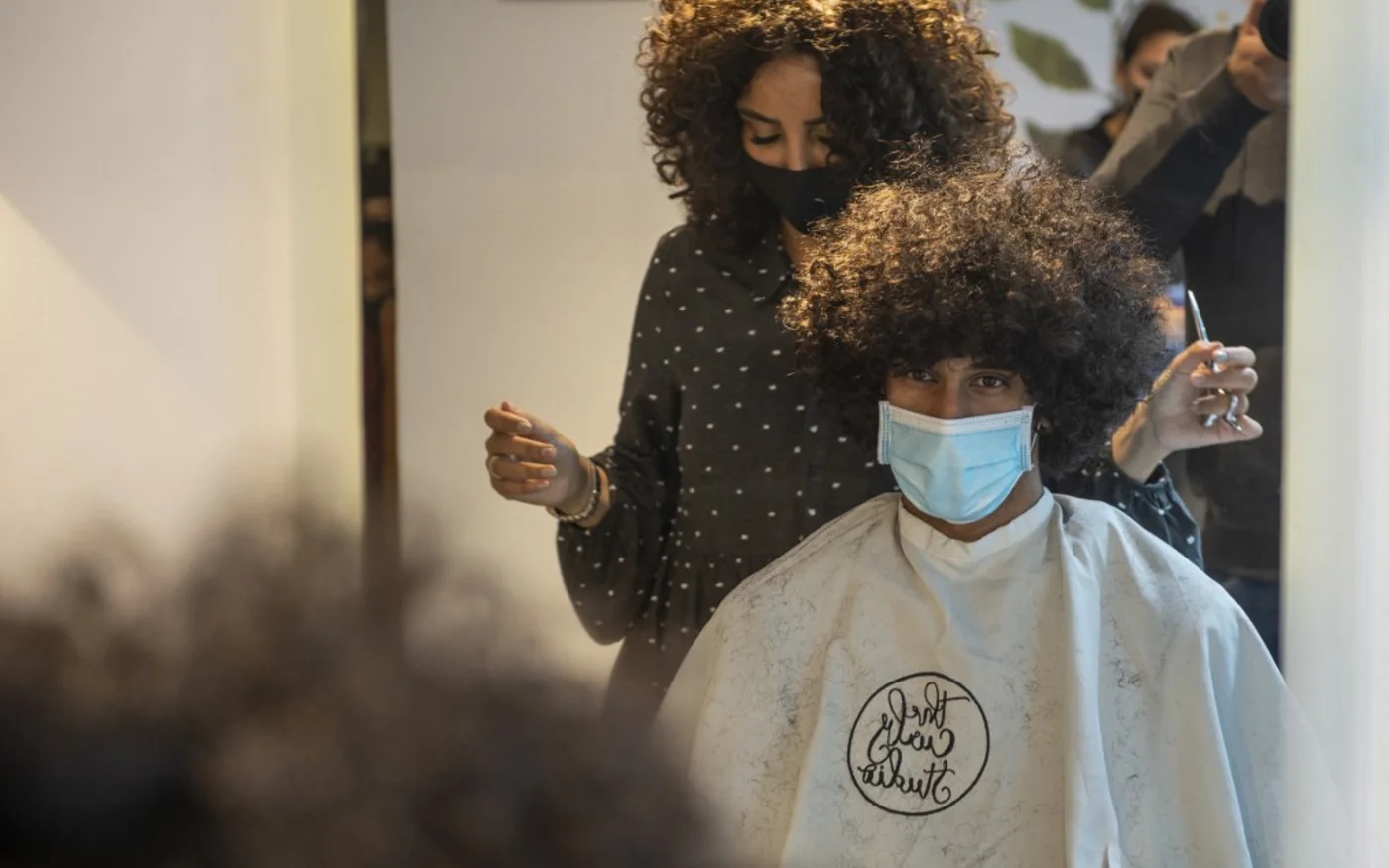 Même certains hommes adoptent les cheveux bouclés, plus naturels, malgré les critiques (AFP/ Mohamed Hossam)