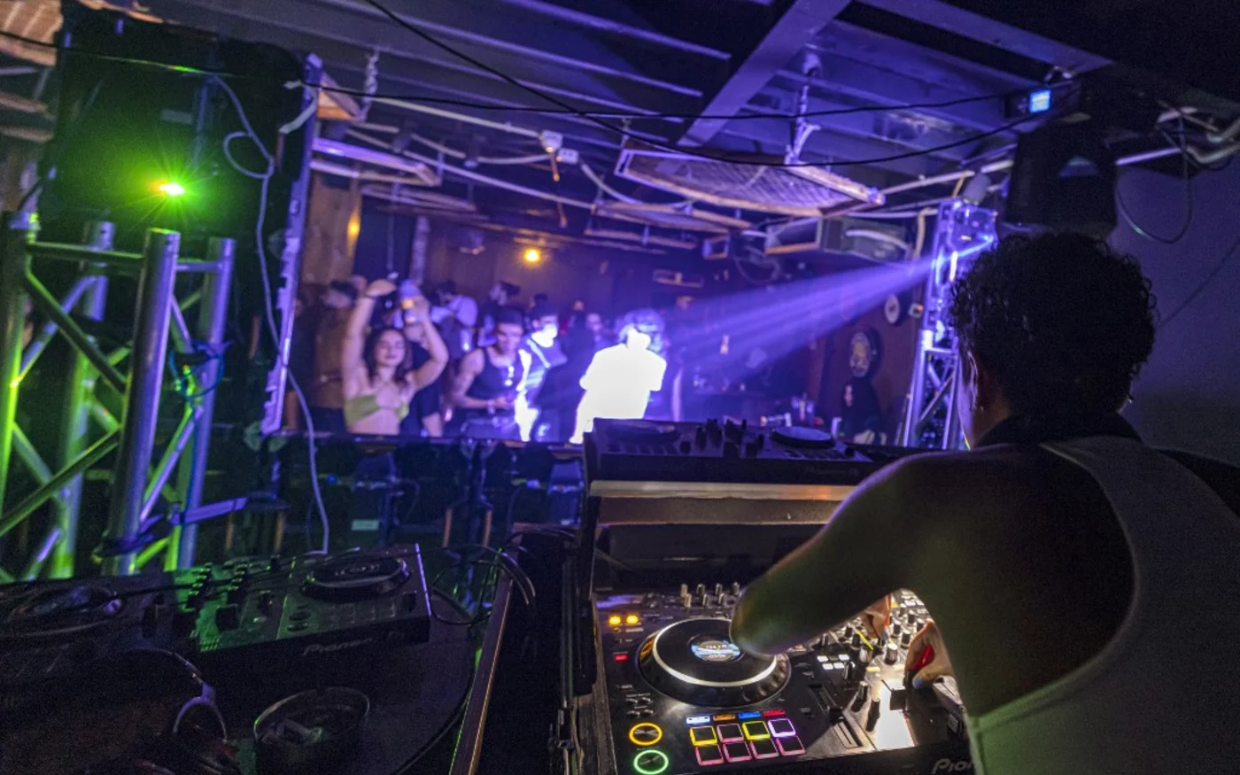 Le DJ égyptien Yas Meen Selectress joue de la musique dans un restaurant transformé en salle de danse au Caire, la capitale égyptienne, le 10 septembre 2022 (AFP/Khaled Desouki)