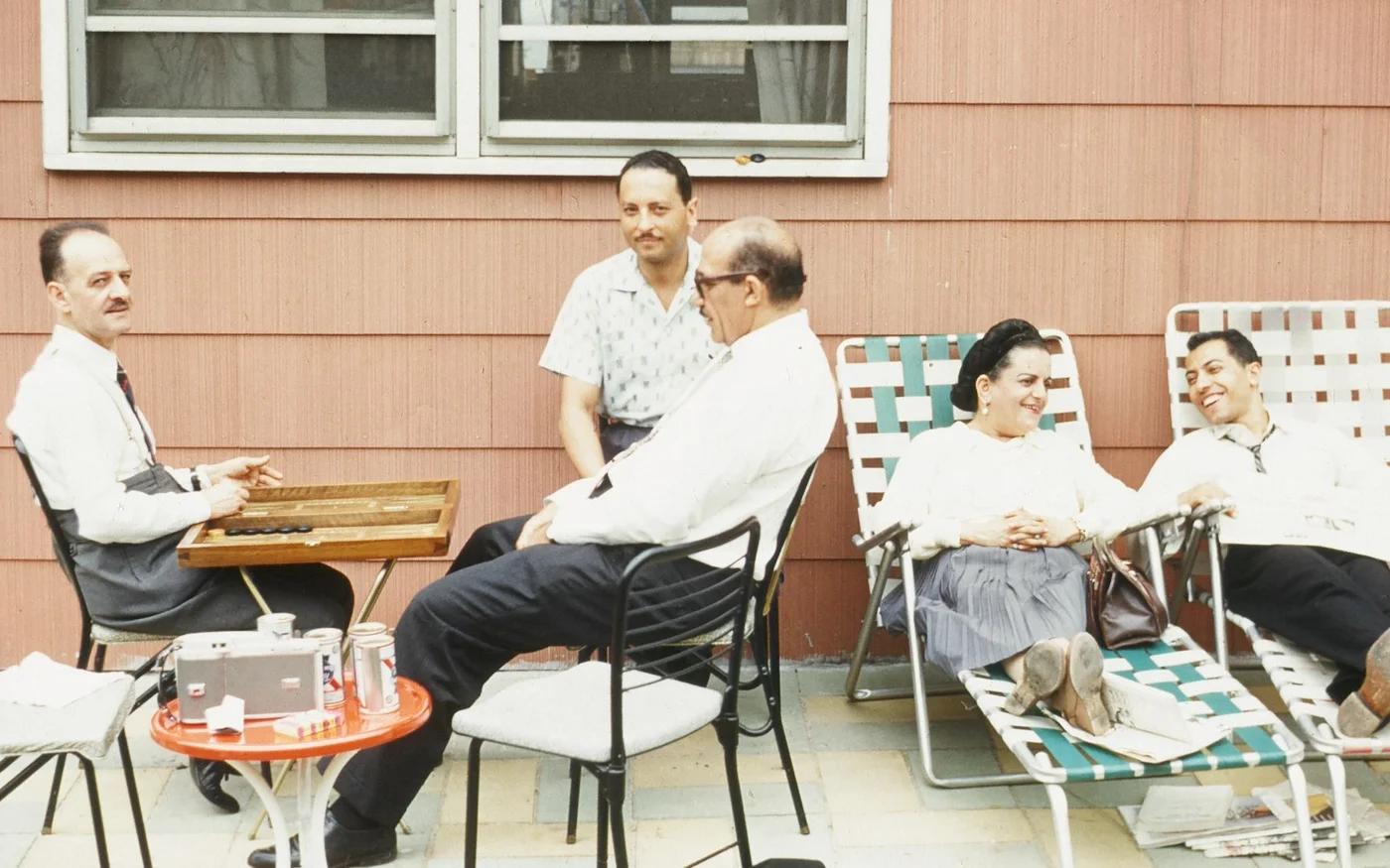 Youssef Sidhom, Sami Boulos, Maher Kamel, Eva el-Masry Sidhom, Elhamy Khalil (de gauche à droite) dans la cour de Maher Kamel à Elizabeth (New Jersey), en 1960 (avec l’aimable autorisation d’Egypt Migrations)