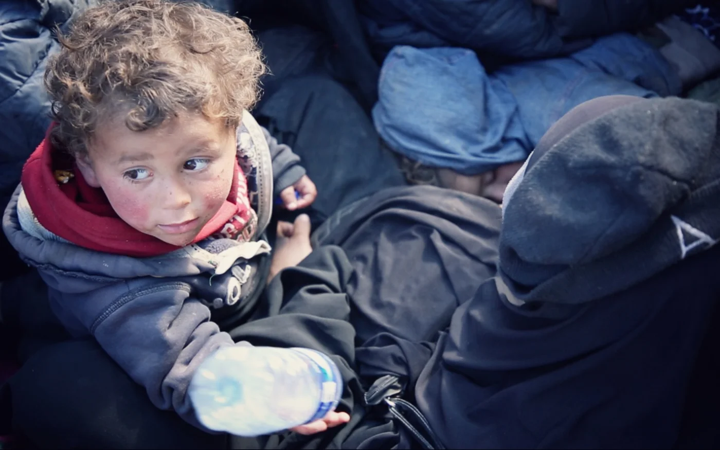 Julie, Française ayant rejoint l’EI en 2012, et son fils, transférés de Baghouz au camp d’al-Hol (MEE/Stéphane Kenech)