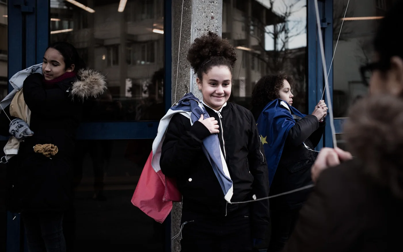Des enfants brandissent un drapeau français et un drapeau européen dans une école de la Fondation Espérance Banlieues à Asnières-sur-Seine, en région parisienne, le 13 janvier 2017