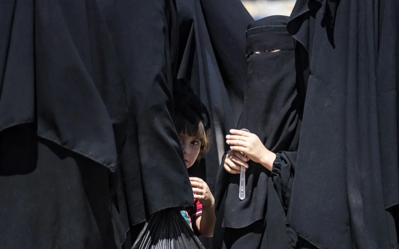 Pour HRW, les enfants des camps d’al-Hol et de Roj sont confrontés à « des risques croissants de recrutement, de radicalisation et de traite » (AFP/Delil Souleiman)