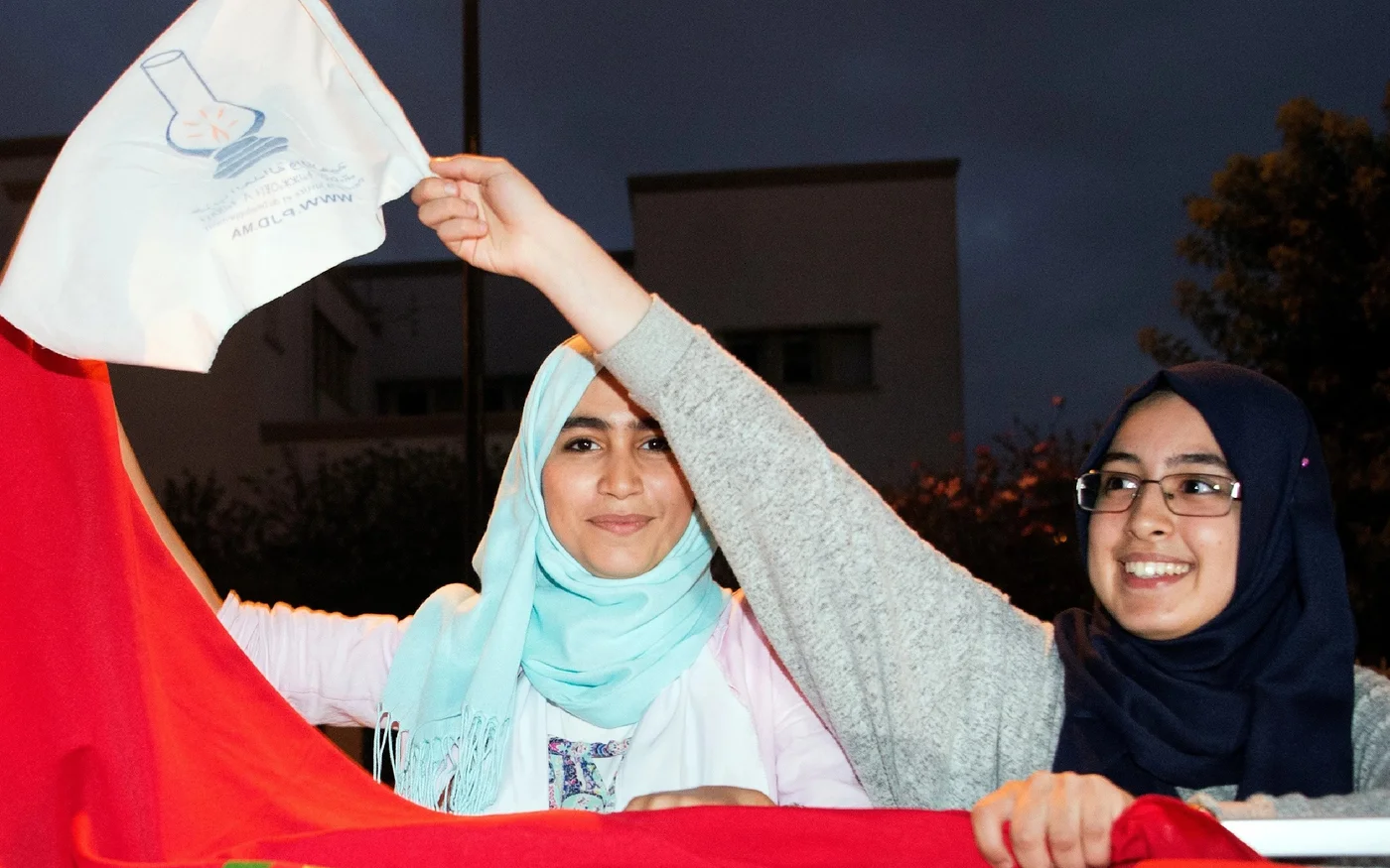 Des partisans du Parti de la justice et du développement au Maroc célèbrent leur victoire électorale le 8 octobre 2016 (AFP)