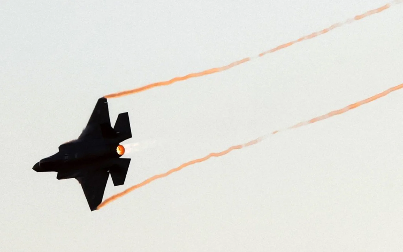 Un avion de combat F-35 Lightning II en représentation lors d’une cérémonie dans le désert israélien du Néguev, le 24&nbsp;juin&nbsp;2021 (AFP)