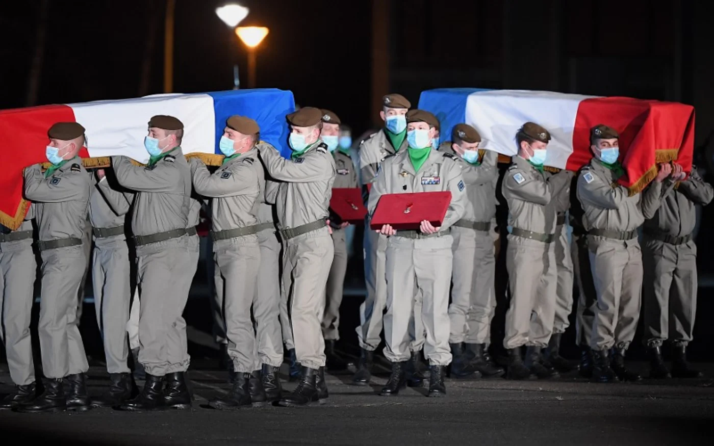 Des soldats du 2e régiment de hussards de l’armée française portent le cercueil de deux de leurs frères d’armes tués au Mali le 2 janvier 2021, en service dans le cadre de l’opération Barkhane (AFP)