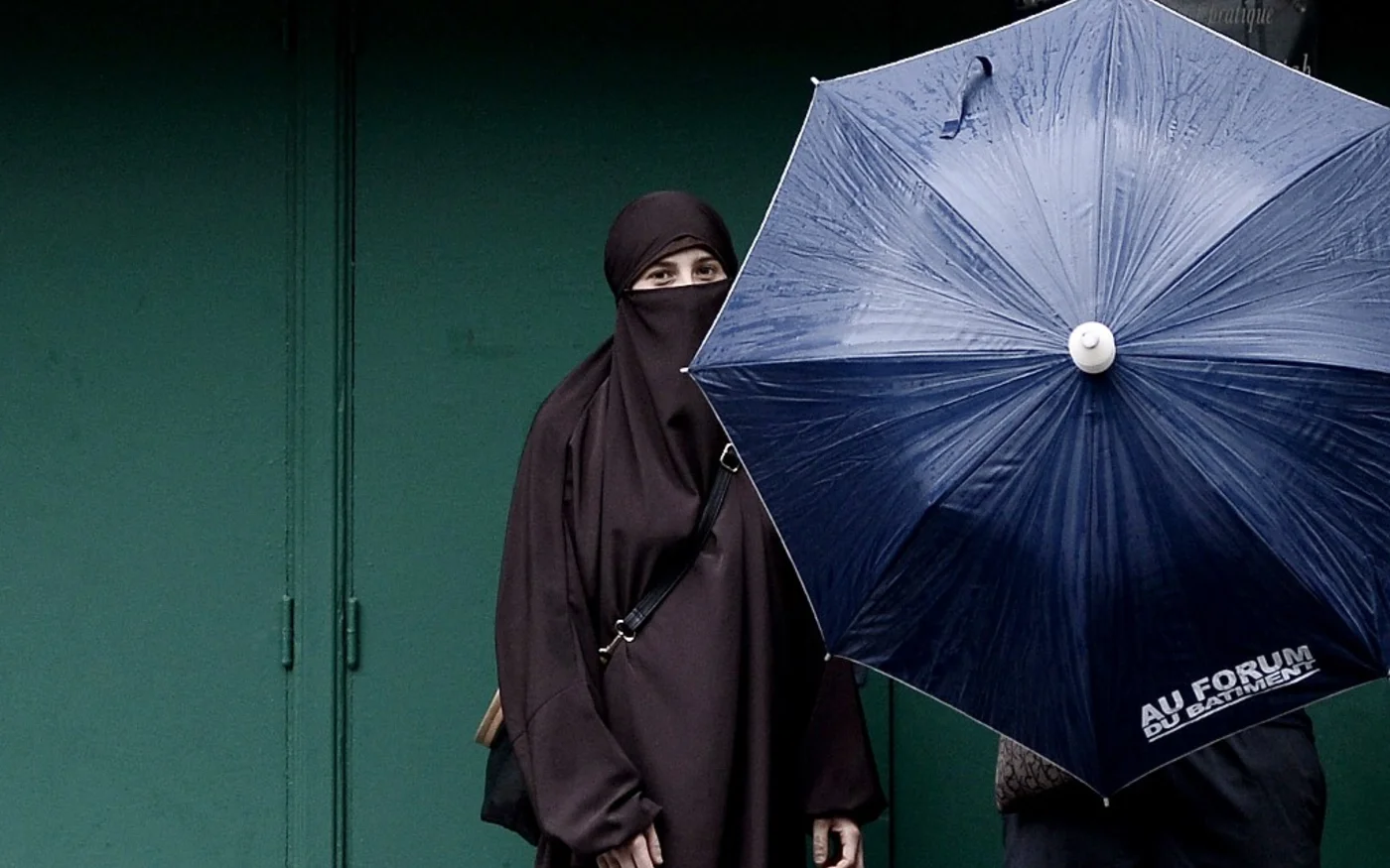 « Les signes religieux qui ne font pas obstruction à l’enseignement devraient être tolérés à l’école. […] C’est l’enseignement qui émancipe, non le retrait forcé d’un signe religieux ou l’expulsion d’une élève qui ne veut pas obtempérer » – Philippe Marlière (AFP/Stéphane De Sakutin)