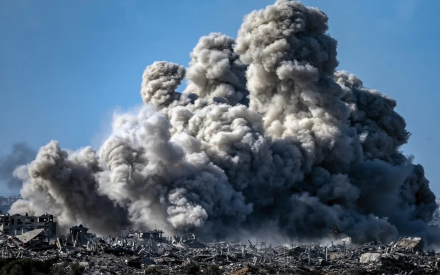 Une photo prise depuis une position près de Sderot, le long de la frontière israélienne avec la bande de Gaza, montre de la fumée s’échappant lors d’un bombardement israélien sur le nord du territoire palestinien le 21 novembre 2023 (AFP/Fadel Senna)