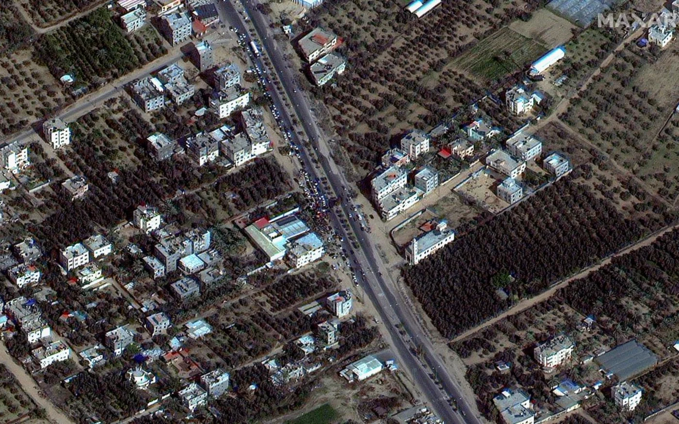 Cette image satellite fournie par Maxar Technologies montre des gens attendant du gaz le long de la route de Salah al-Din, dans la bande de Gaza, le 26 novembre 2023 (AFP)