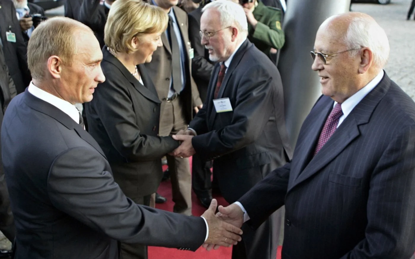 Le président russe Vladimir Poutine serre la main de l’ancien président de l’Union soviétique Mikhaïl Gorbatchev, le 10 octobre 2006 à Dresde, en Allemagne (AFP/Dmitry Astakhov)