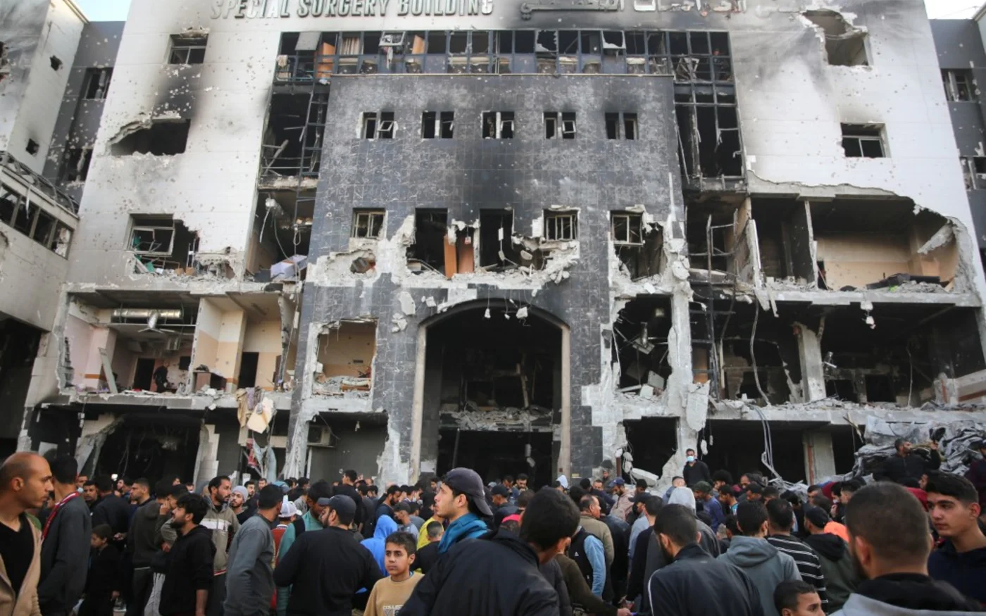 Des Palestiniens inspectent les dégâts à l’extérieur de l’hôpital al-Chifa après le retrait de l’armée israélienne du complexe, le 1er avril (AFP)