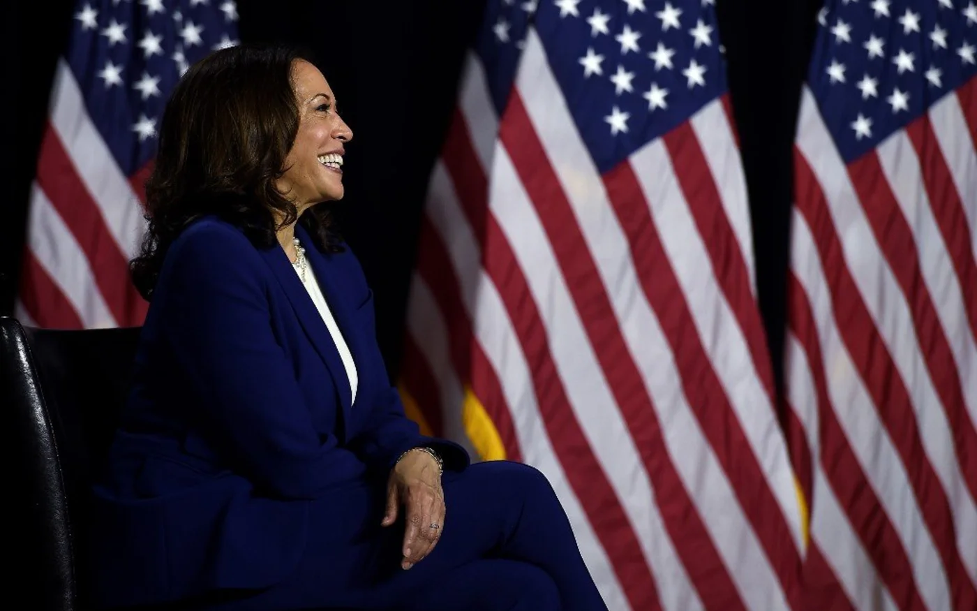 Harris écoute Biden s’exprimer lors d’une conférence de presse dans le Delaware, le 12 août (AFP)