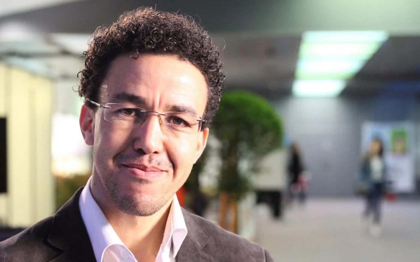 Affecté au bloc D de la prison de Zaki, un quartier surpeuplé surnommé «&nbsp;la poubelle&nbsp;» par les détenus où il dort les premiers jours «&nbsp;par terre, à l’entrée des toilettes sur un sol humide et crasseux&nbsp;», Hicham Mansouri note tout ce qu’il observe, en particulier les différents trafics auxquels il assiste (Mathilde Errard)