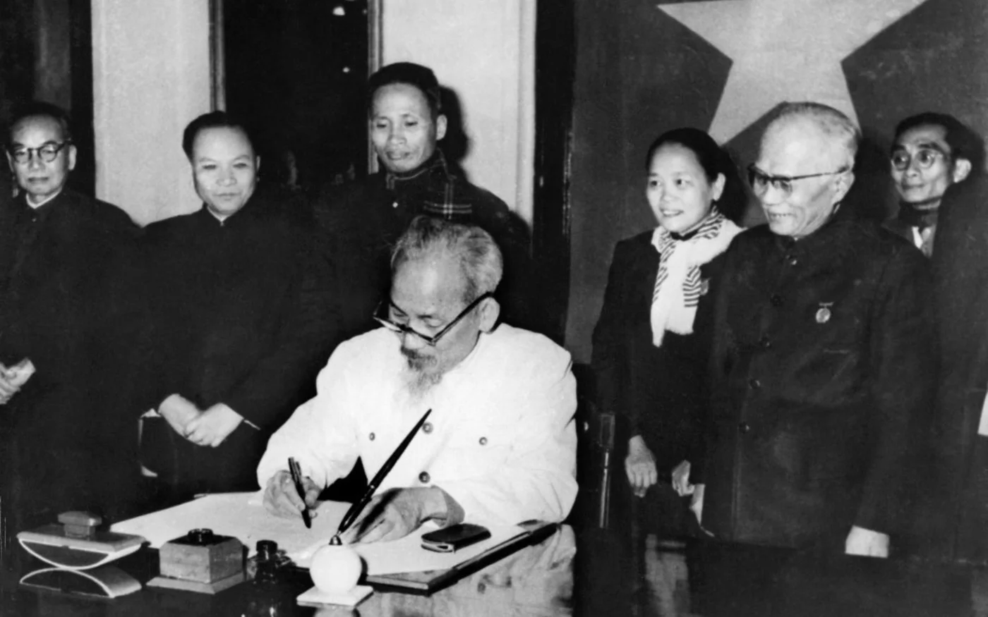 Mustapha Rezgui et Salah Debiche sont revenus en Tunisie grâce à un accord entre Habib Bourguiba et Hô Chí Minh, en photo (AFP)