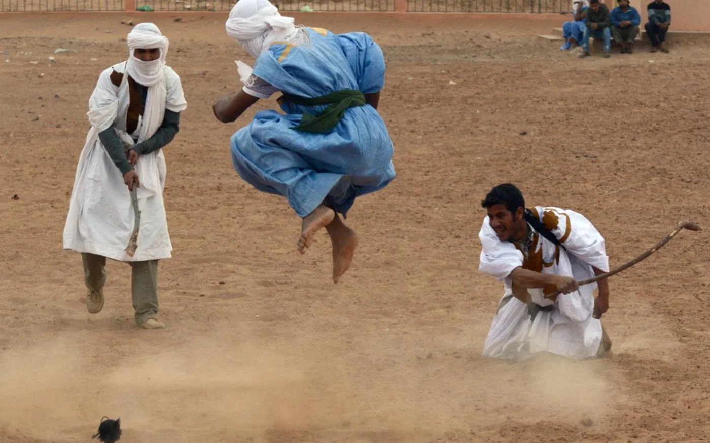 Une équipe vêtue de blanc affronte les « bleus » – chaque camp est constitué de sept hockeyeurs, parfois plus – sur un terrain de jeu rudimentaire, tracé à la main sur une parcelle de sable (AFP/Fadel Senna)