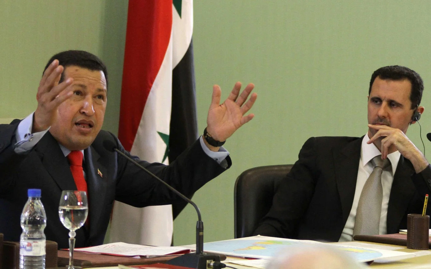 Les gouvernements vénézuélien et syrien sont de solides alliés depuis que l’ancien président Hugo Chávez (à gauche) a pris le pouvoir au Venezuela en 1998 (AFP)