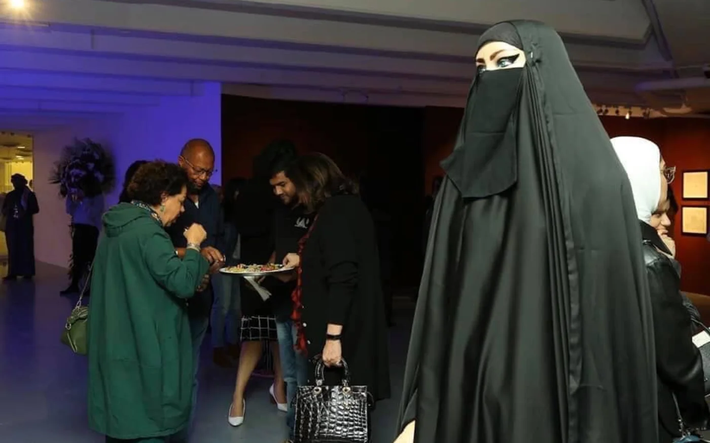 La dernière exposition de Shurooq Amin met en scène des mannequins placés de manière à donner l’impression qu’ils regardent ses œuvres d’art (avec l’aimable autorisation de Shurooq Amin)