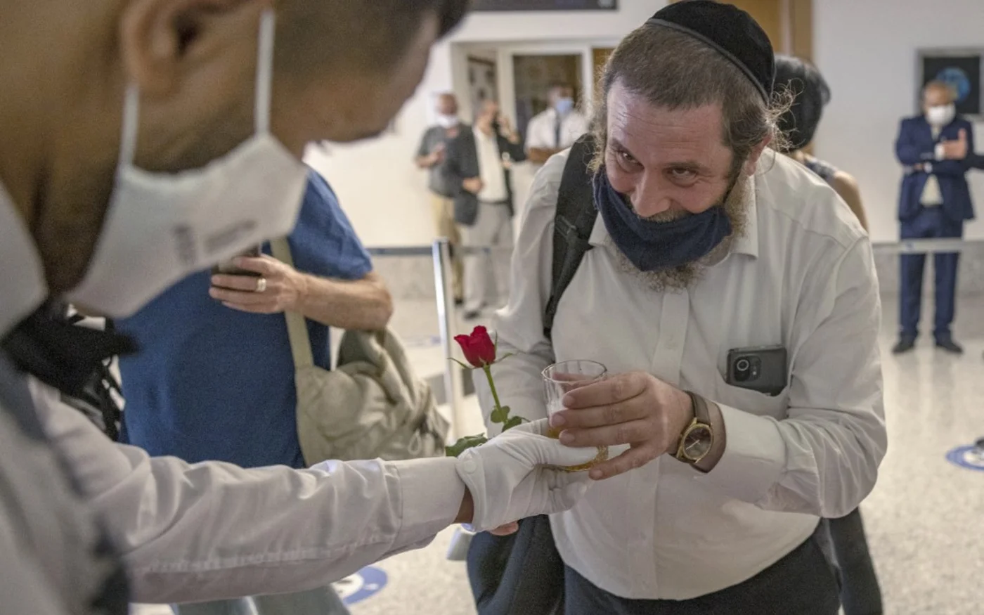 Des touristes israéliens arrivent à l’aéroport de Marrakech sur le premier vol commercial entre les deux pays, le 25 juillet 2021 (AFP/Fadel Senna)
