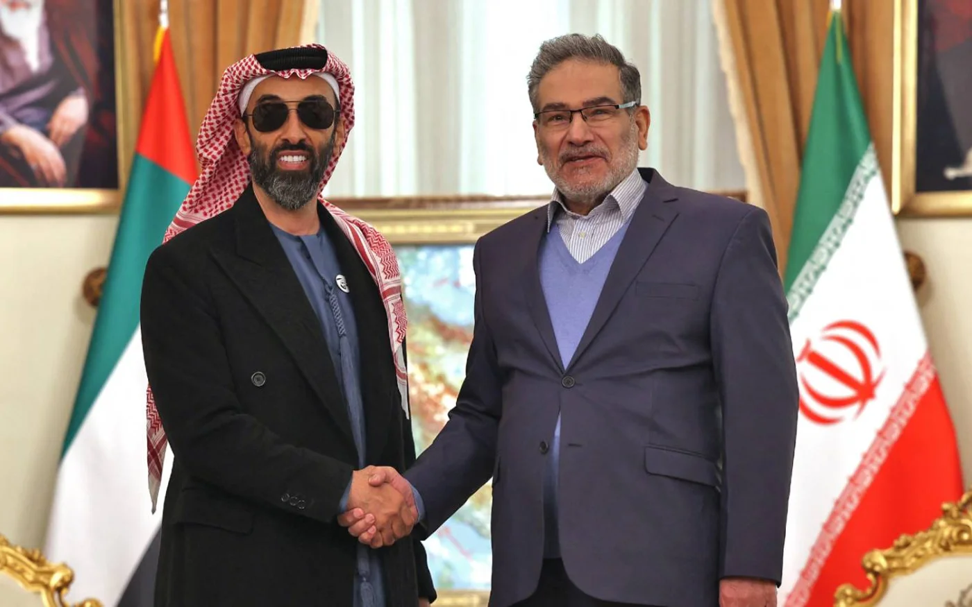 Ali Shamkhani, secrétaire du Conseil suprême iranien de sécurité nationale accueille le cheikh Tahnoun ben Zayed al-Nahyane, conseiller émirati à la sécurité nationale, à Téhéran, le 6 décembre 2021 (AFP)