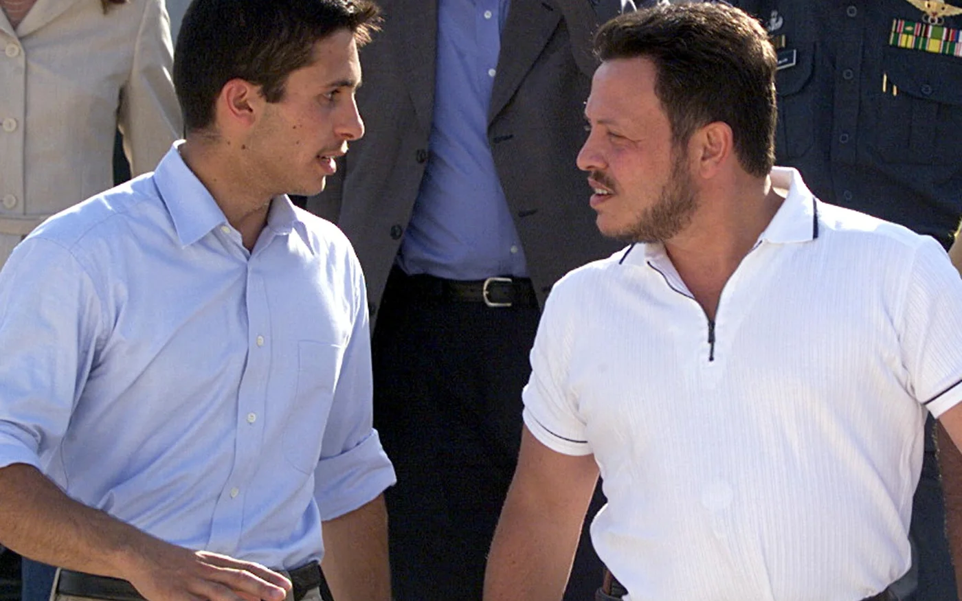 Le prince Hamza et le roi Abdallah II photographiés en 1999 (Reuters)