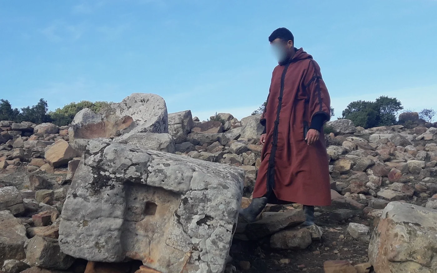 Un chercheur de trésors de la région de Zaghouan (nord de la Tunisie) sur un site archéologique (MEE/Matthias Raynal)