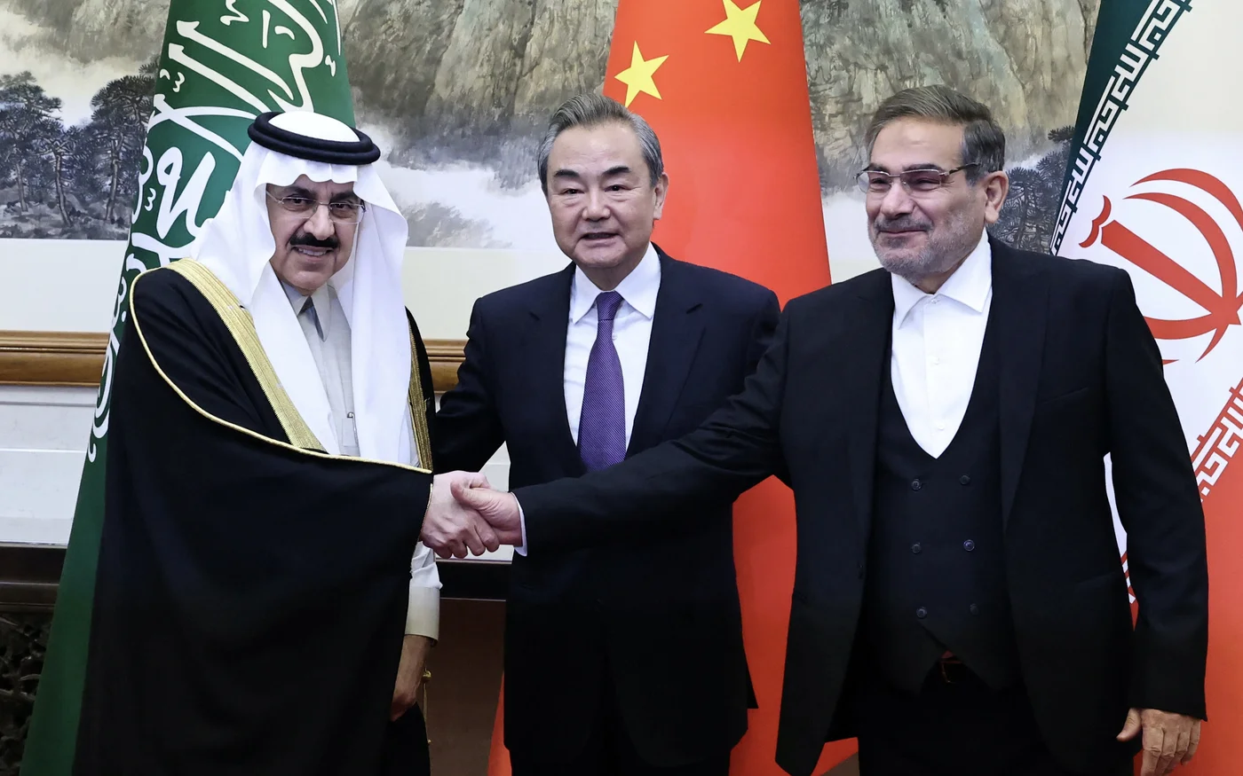 (De gauche à droite) Le conseiller saoudien à la sécurité nationale Musaad ben Mohammed al-Aiban, le Chinois Wang Yi et Ali Shamkhani, membre du Conseil de sécurité nationale suprême iranien, lors d’une rencontre à Beijing, le 10&nbsp;mars&nbsp;2023 (Reuters)