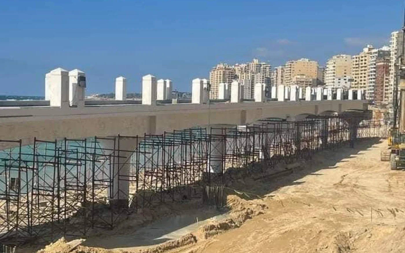 Vue du pont Sadate depuis la plage Beau Rivage à Alexandrie, en Égypte, en juillet 2022 (Twitter)