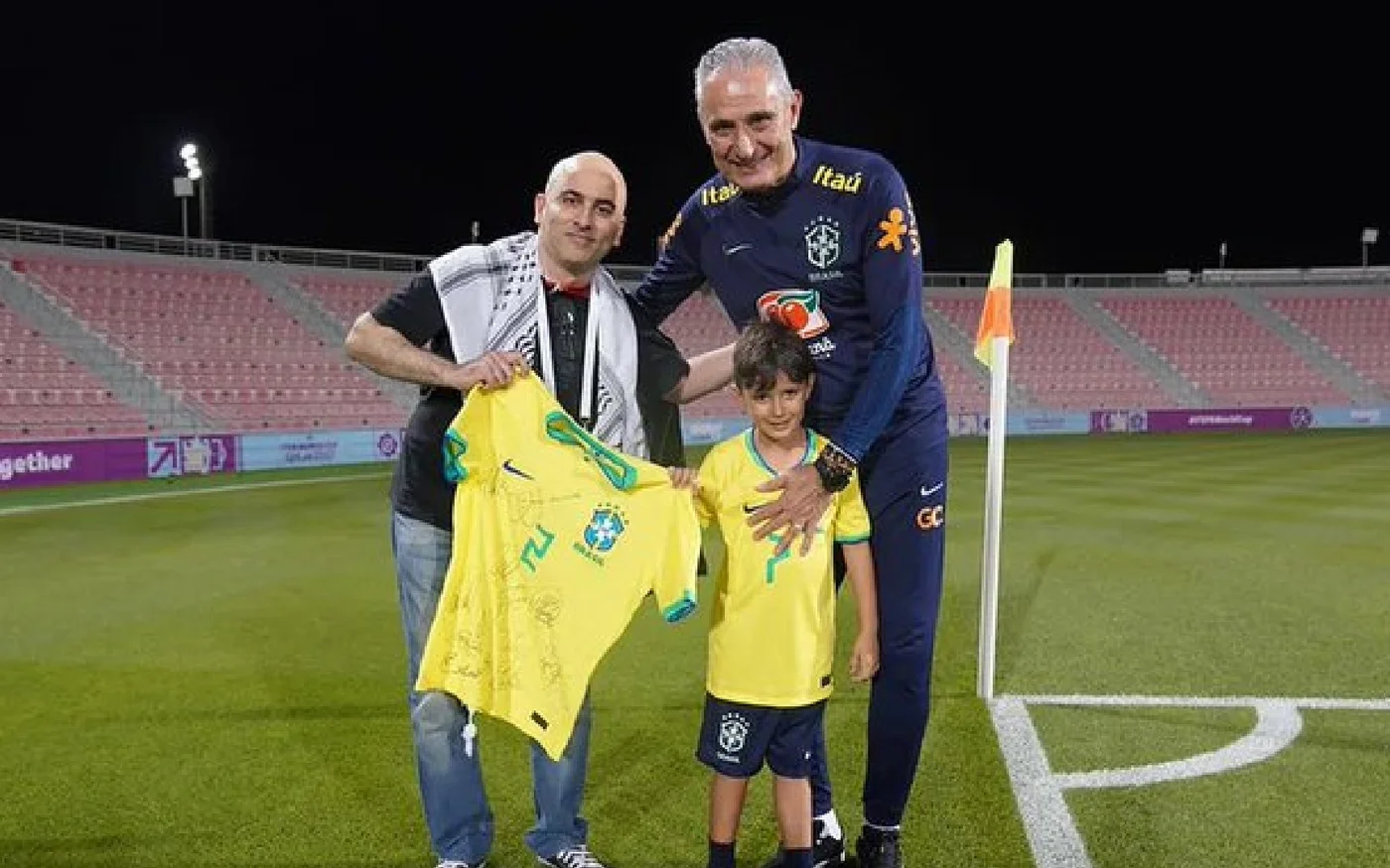 Tite offre à Husam Saffarini un maillot dédicacé par les stars de la sélection brésilienne (réseaux sociaux)