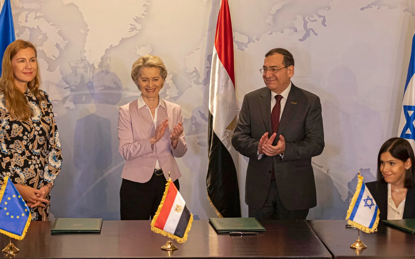 Les représentants de l’Union européenne, de l’Égypte et d’Israël signent un accord de gaz naturel tripartite au Caire, le 15&nbsp;juin&nbsp;2022 (AFP)