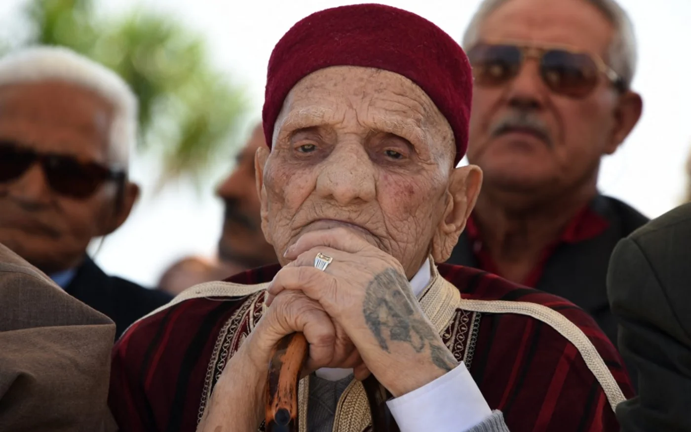 Des vétérans tunisiens ayant combattu avec l’armée française pendant la Seconde Guerre mondiale assistent à une cérémonie organisée par l’ambassade de France à Tunis pour marquer le 71e anniversaire du conflit, le 8 mai 2016 au cimetière militaire français de Gammarth, à Tunis (AFP/Fethi Belaïd)