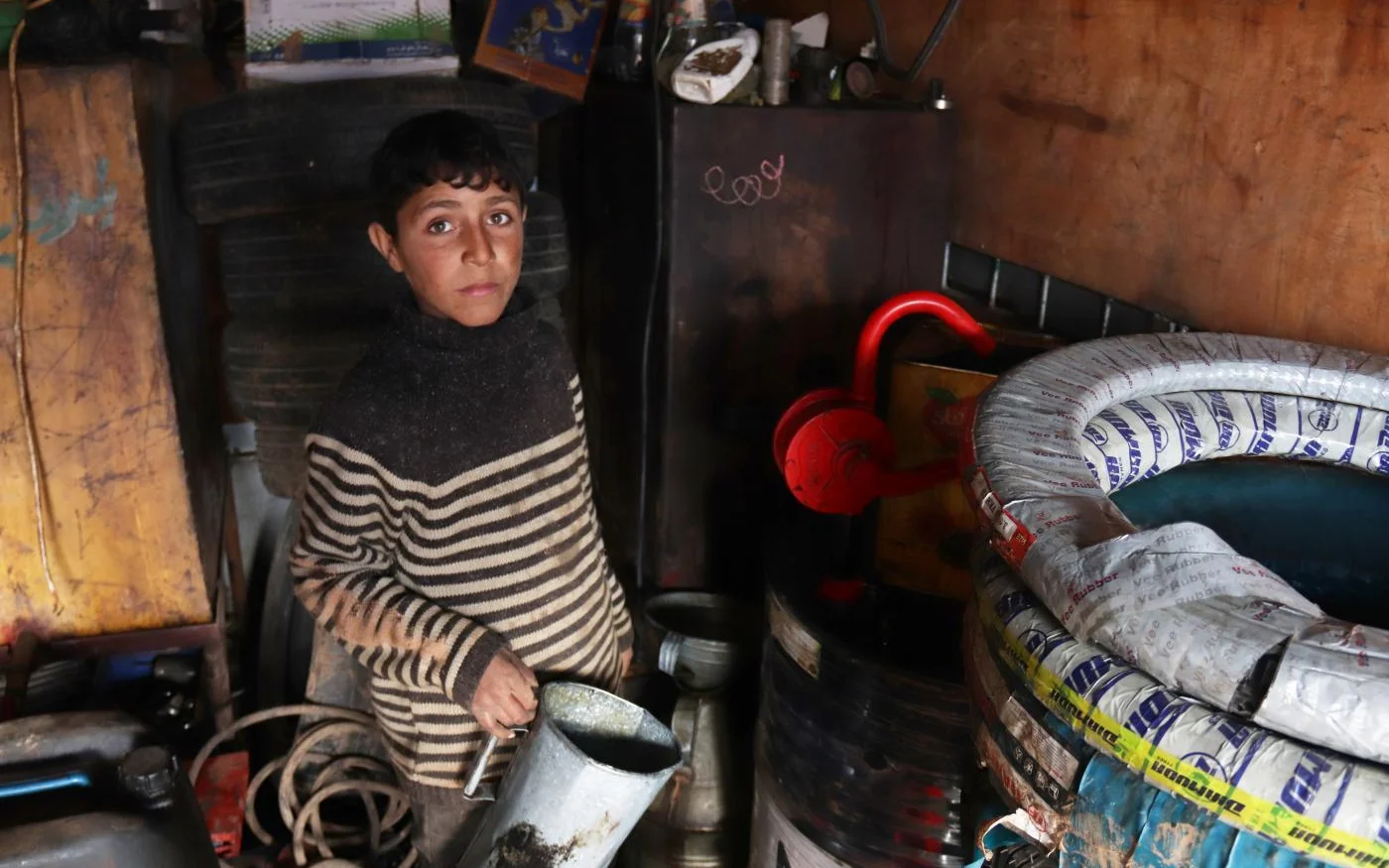 Mustafa, 12 ans, répare des voitures dans le nord d’Idleb et gagne moins de quatre euros par semaine pour aider sa famille (MEE/Muhammad al Hosse)