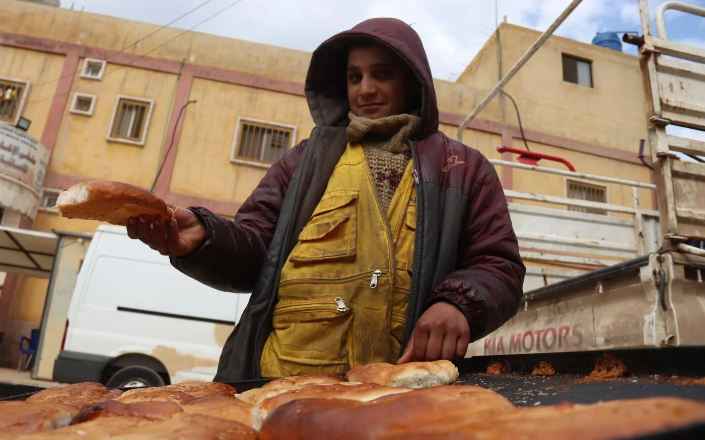 Muhammad, 14 ans, aimerait être un jour architecte. Pour l’instant, il vend des pâtisseries, seul moyen de subsistance pour sa famille (MEE/Muhammad al Hosse)