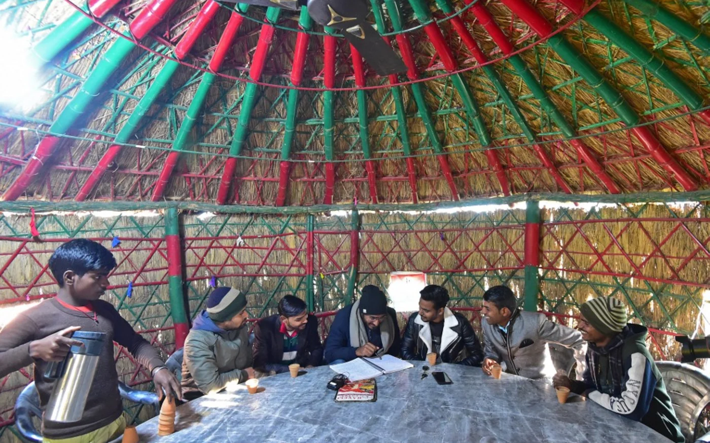 Le créateur de contenu Narendra Verma s’entretient avec les membres de son équipe lors du tournage d’une vidéo anti-musulmans scénarisée à Sitapur, dans l’État indien de l’Uttar Pradesh, le 9 janvier 2023 (AFP/Sanjay Kanojia)