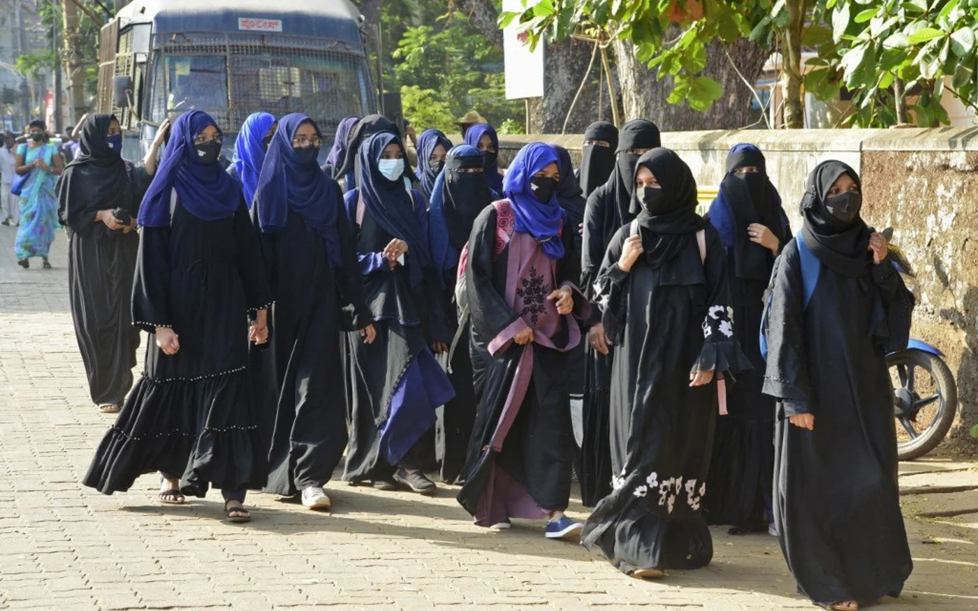 Des étudiantes arrivent à leur université dans l’État indien du Karnataka, le 7 février 2022 (AFP)