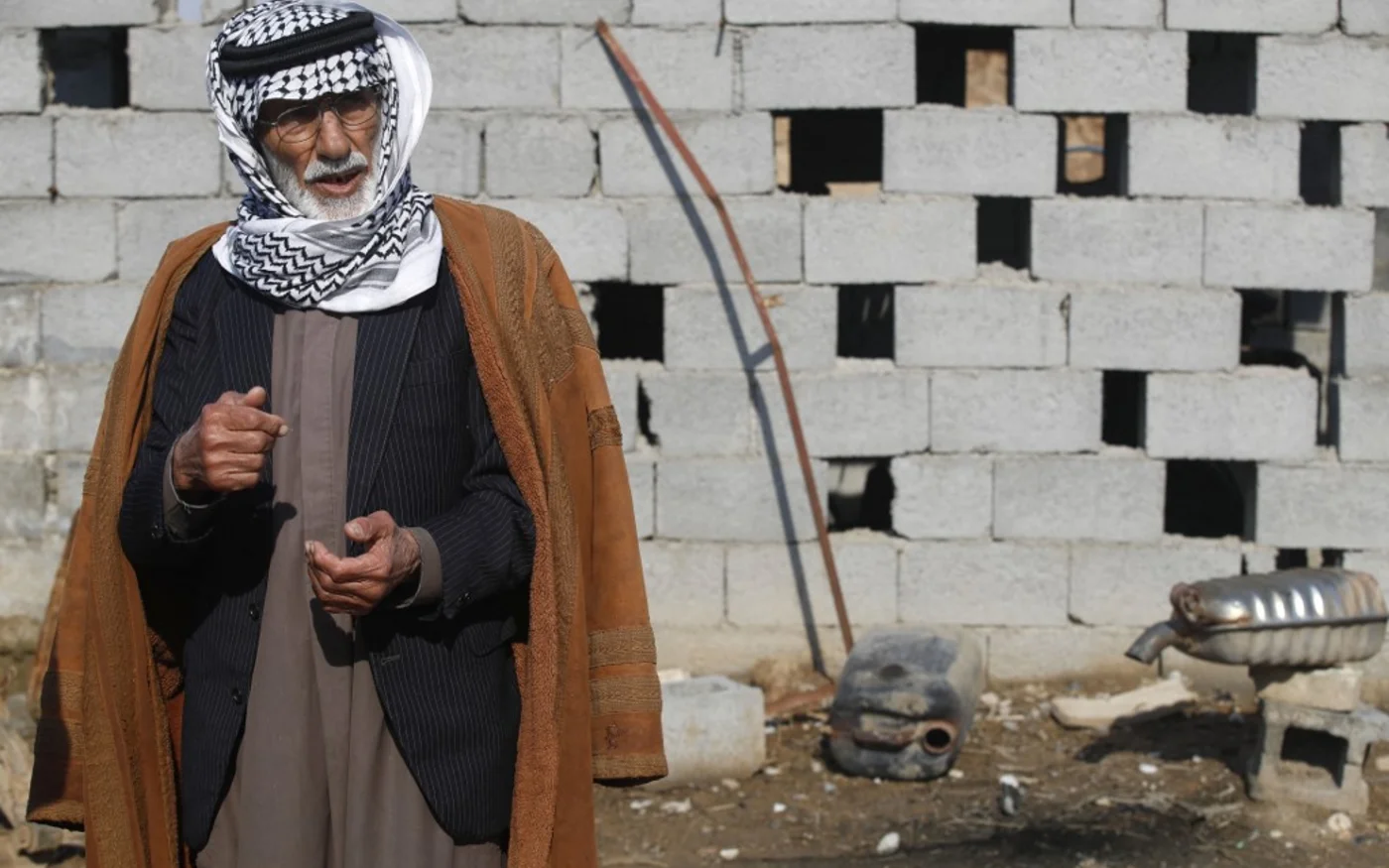 Jabbar Alwan sur les lieux de l’attaque qui a emporté des membres de sa famille dans le village d’Albou Bali, dans le nord de l’Irak (AFP/Ahmad al-Rubaye)