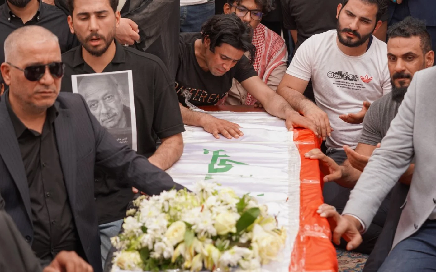 Quelques minutes avant l’enterrement du poète à Nadjaf, dans le sanctuaire de l’Imam Ali (AFP/Qassem al-Kaabi)