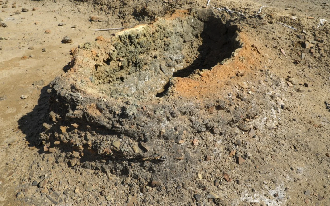 Un four à argile dans la tranchée creusée sur le site de l’ancienne cité-état de Lagash, dans le district irakien d’al-Shatra, dans la province méridionale de Dhi Qar, le 11 février 2023 (AFP/Assad Niazi)