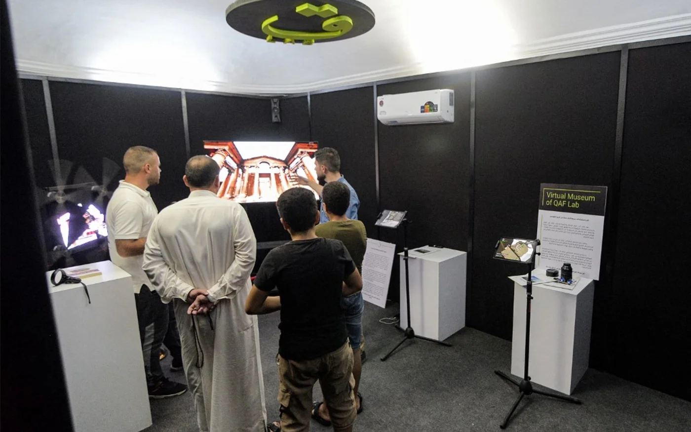 Ayoub Younès, fondateur du projet Mosul Heritage, explique aux visiteurs la technologie 3D utilisée pour visualiser des modèles reconstruits d’anciens monuments détruits à Mossoul (AFP/Zaid al-Obeidi)