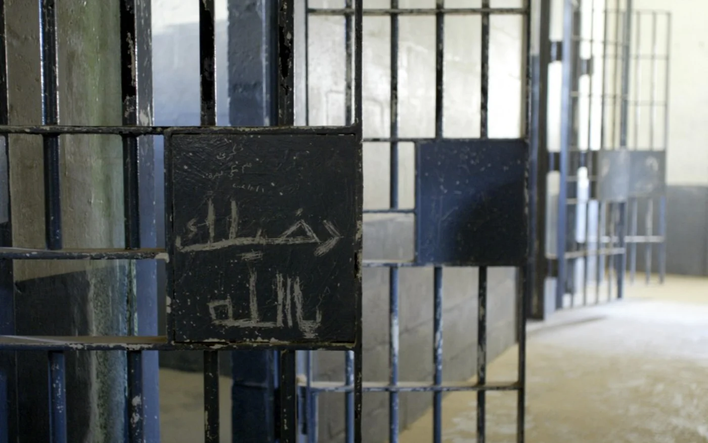 Les mots « Dieu, aide-moi » sont gravés en arabe sur une porte de la célèbre prison d’Abou Ghraib, à Bagdad. Photo prise le 16 septembre 2003 (AFP/Robert Sullivan)